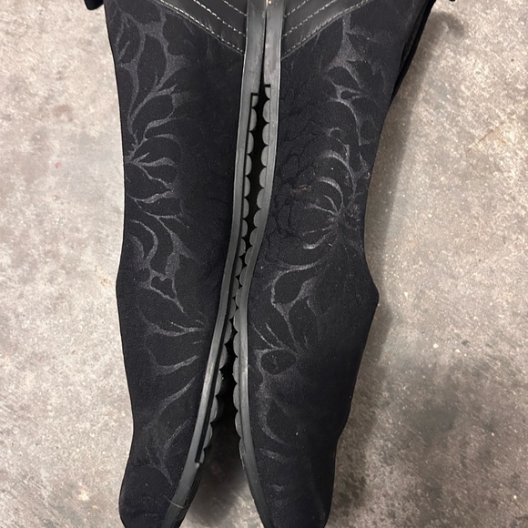 Munro Iriana slip on flats embossed floral black size 9 1/2 - Picture 3 of 10